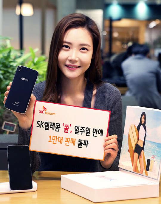 SK텔레콤은 전용 스마트폰 '쏠'(Sol)의 판매량이 출시 일주일 만에 1만대를 돌파했다고 31일 밝혔다. 하루 평균 1천500대가 개통된 셈이다. SK텔레콤은 쏠을 구매한 소비자 중 약 70％가 10∼30대라고 전했다.